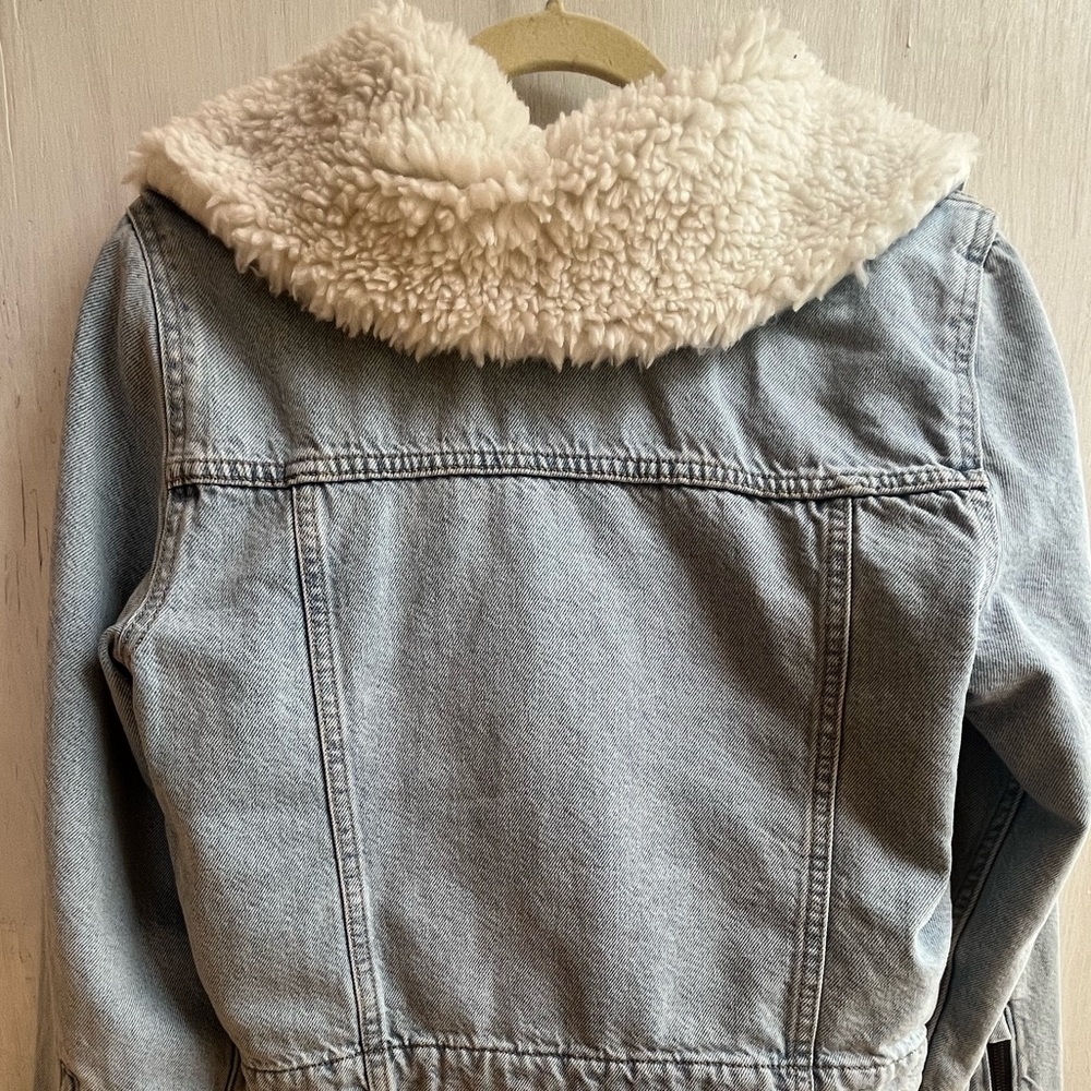 LEVI"S Retro Faux Fur Trim Zip-Up Denim Trucker Jacket - Picture 6 of 13